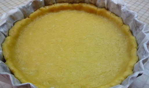 тарт с листьями молодого салата, помидорами и овечьей брынзой