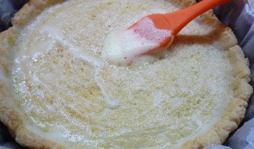 тарт с листьями молодого салата, помидорами и овечьей брынзой