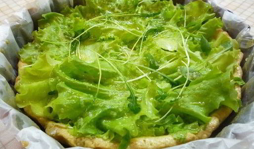 тарт с листьями молодого салата, помидорами и овечьей брынзой