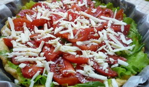 тарт с листьями молодого салата, помидорами и овечьей брынзой