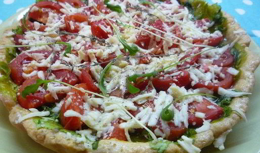 тарт с листьями молодого салата, помидорами и овечьей брынзой