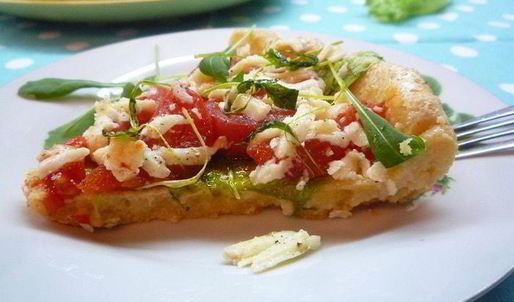 тарт с листьями молодого салата, помидорами и овечьей брынзой