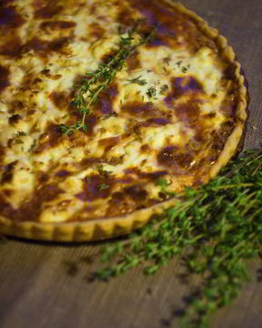 Тарт с луком, тимьяном и козьим сыром