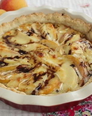 Тарт с персиками и сыром бри