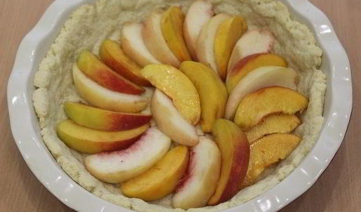 тарт с персиками и сыром бри