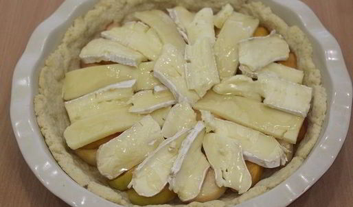 тарт с персиками и сыром бри