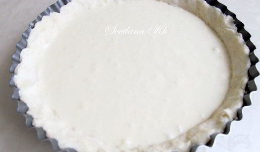 тарт со сливами и марципановой заливкой