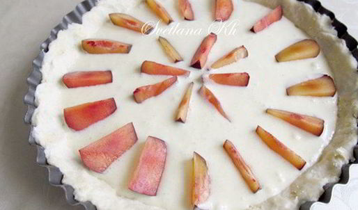 тарт со сливами и марципановой заливкой