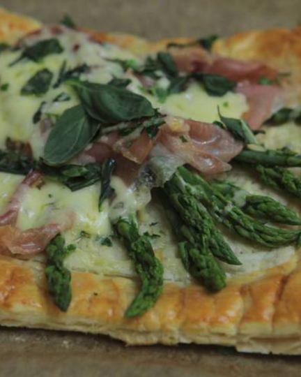 Рецепт тарта со спаржей, ветчиной и пармезаном