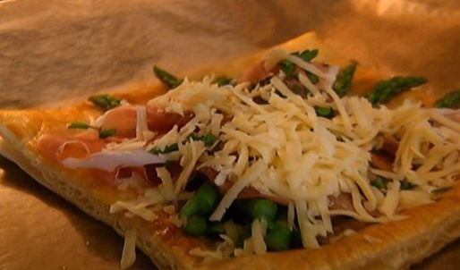 тарт со спаржей, ветчиной и пармезаном