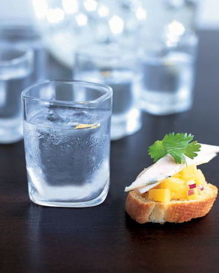 Рецепт тартинок с копченой курицей и сальсой из манго