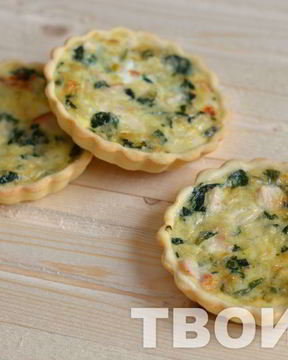 Тарты с копченой курицей и шпинатом