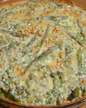 Творожный тарт с зеленым горошком, спаржей и кедровыми орехами