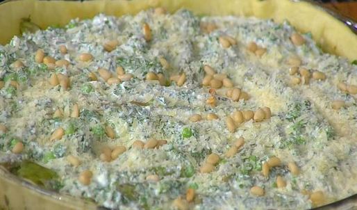 творожный тарт с зеленым горошком, спаржей и кедровыми орехами