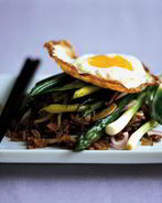 Нази-горенг с глазуньей