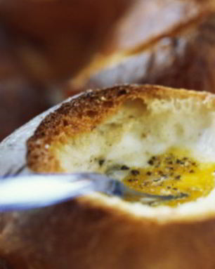 Оригинальная яичница на завтрак, запеченная в булочке