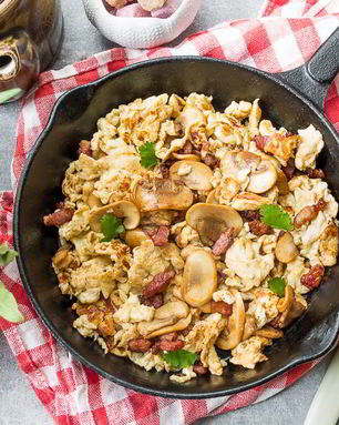 Сливочная яичница-болтунья с грибами и беконом