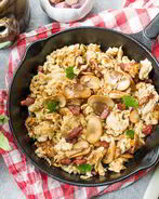 Сливочная яичница-болтунья с грибами и беконом