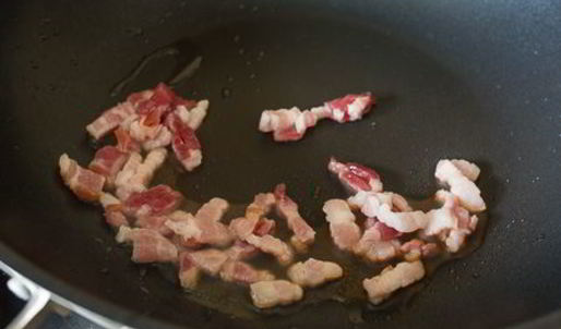 сливочная яичница-болтунья с грибами и беконом