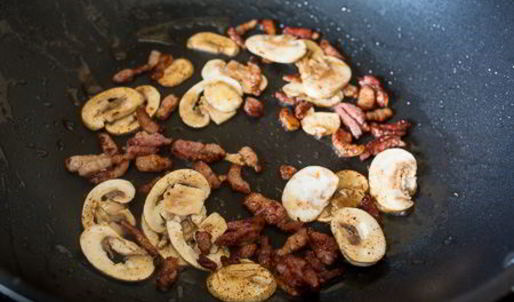 сливочная яичница-болтунья с грибами и беконом