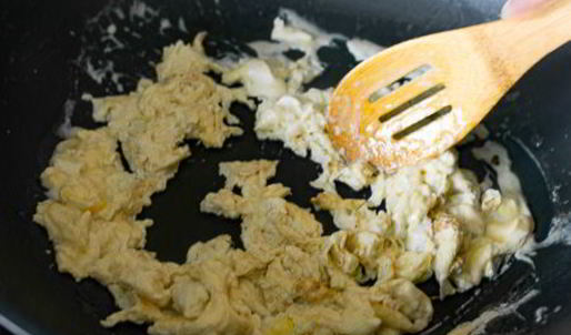 сливочная яичница-болтунья с грибами и беконом