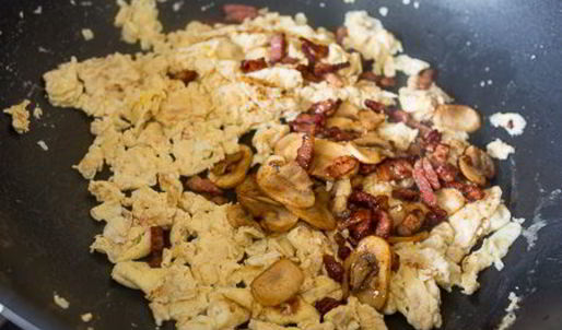 сливочная яичница-болтунья с грибами и беконом