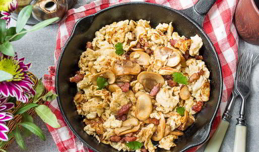 сливочная яичница-болтунья с грибами и беконом