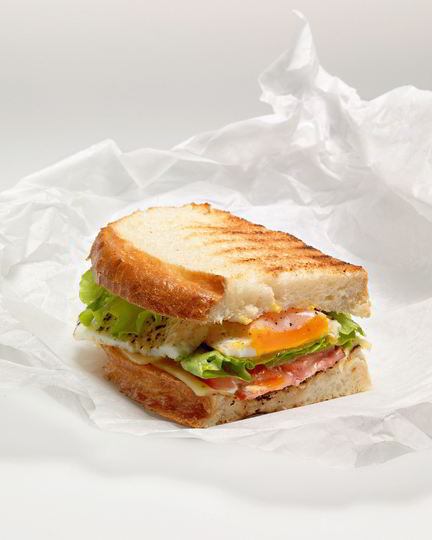 Рецепт сэндвича с яичницей, беконом и сыром