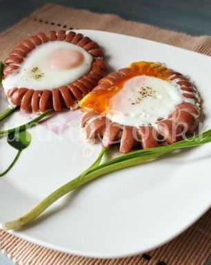 Весенняя яичница с сосисками