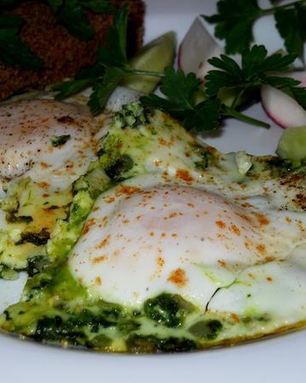 Весенняя яичница со шпинатом