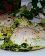 Весенняя яичница со шпинатом