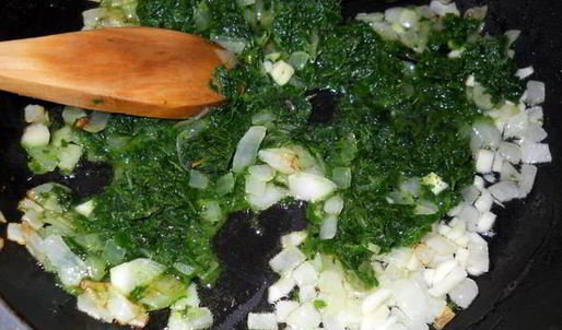 весенняя яичница со шпинатом