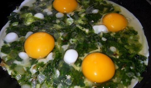 весенняя яичница со шпинатом