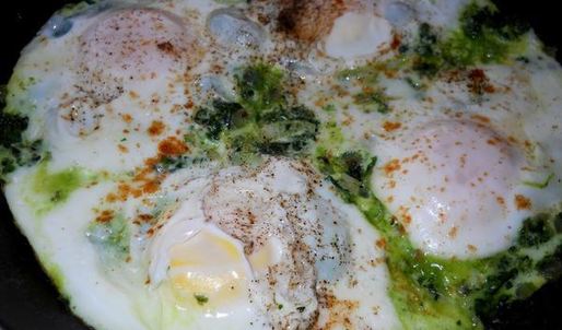 весенняя яичница со шпинатом