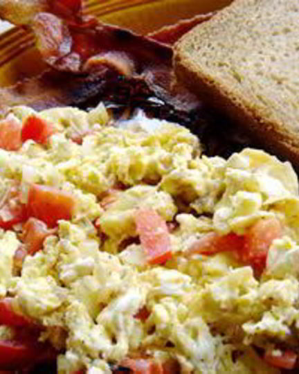 Рецепт яичницы-болтуньи с фетой и помидорами