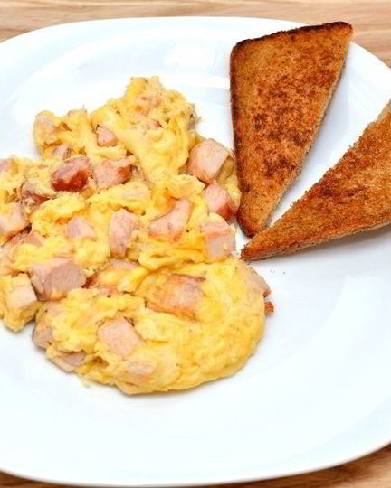 Рецепт яичницы-болтуньи с копченостями