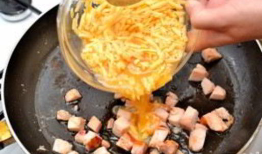 яичница-болтунья с копченостями