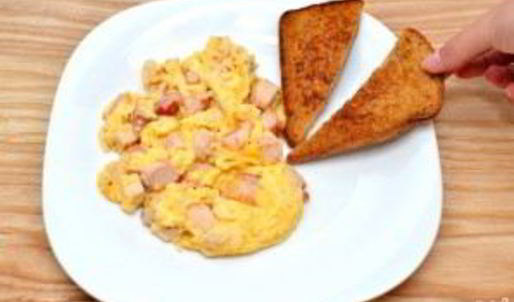 яичница-болтунья с копченостями