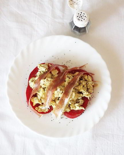 Рецепт яичницы-болтуньи с песто и прошутто