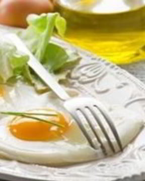 Яичница-глазунья с огурцом и помидорами