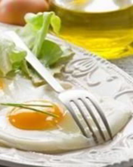 Рецепт яичницы-глазуньи с огурцом и помидорами