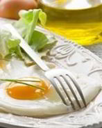 Яичница-глазунья с огурцом и помидорами