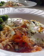 Яичница на овощной подушке