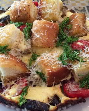 Яичница с баклажанами и белым хлебом