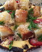 Яичница с баклажанами и белым хлебом