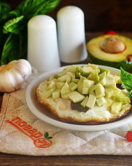 Рецепт яичницы с беконом и авокадо