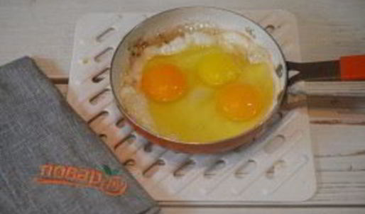 яичница с беконом и авокадо