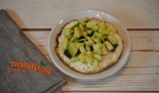 яичница с беконом и авокадо