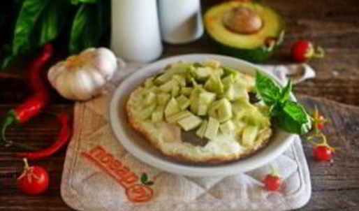 яичница с беконом и авокадо