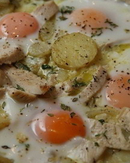 Рецепт яичницы с индейкой, картофелем и травами